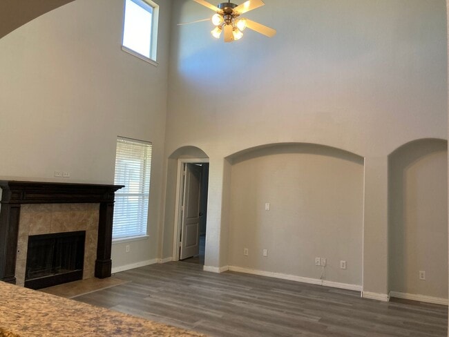Building Photo - 2 Story Home!