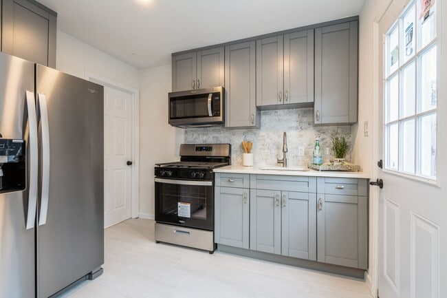 Kitchen - 110 Wellington St