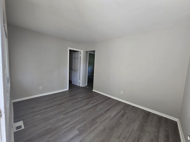 Building Photo - Tucked Away 2 bedroom