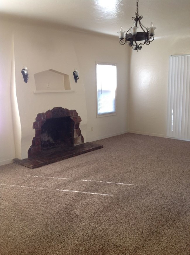 Building Photo - 315 W Alisal St