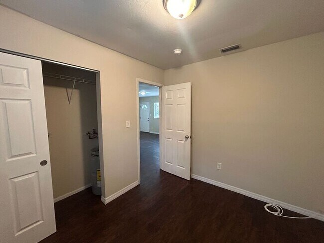 Building Photo - 10010 N Lantana Ave