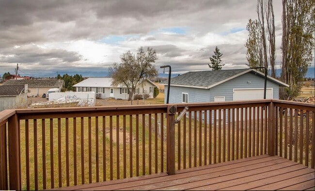 Building Photo - Beautiful House with 2 Wood Stoves across from park in Kalispell