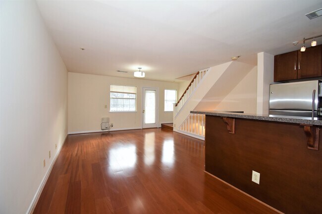 Foto del edificio - Two Level (1BR/1BTH) Condo in Gables on Tuckerman!!