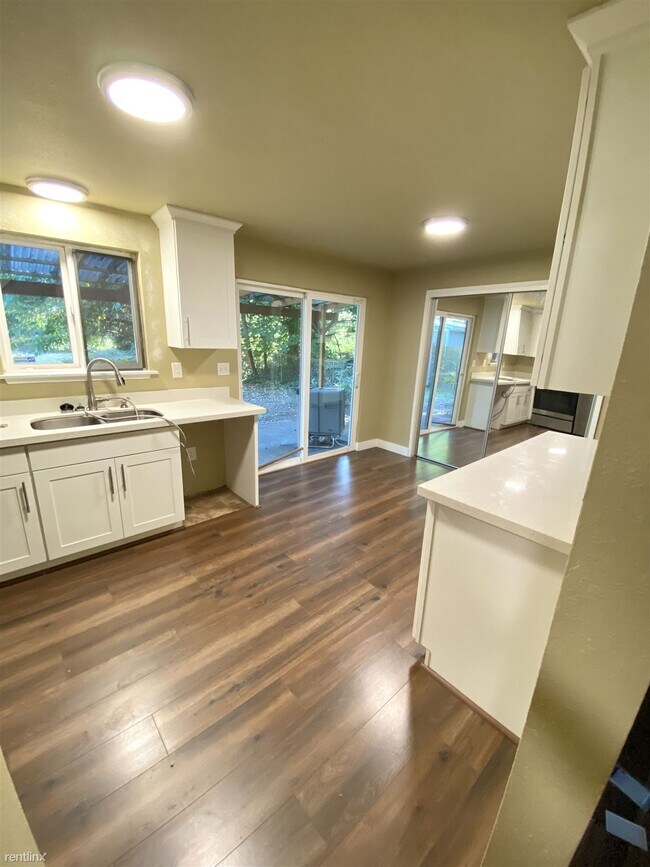 Foto del edificio - 3 br, 1 bath Duplex - 9914 112th Street So...