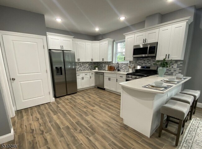 Foto del edificio - 825 Allwood Rd