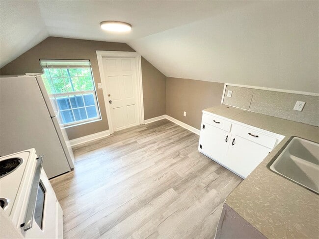 Building Photo - 1965 Kingsley Dr