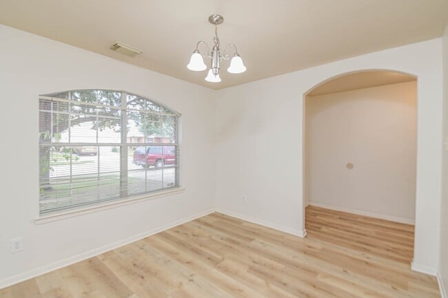 Foto del edificio - 6519 Floral Glen Ln