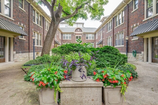 Building Photo - 1711 18th Ave S