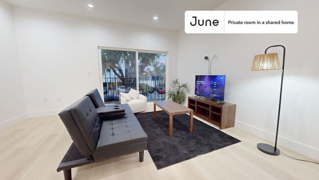 Building Photo - Private bedroom in 5 bed/4 bath Home