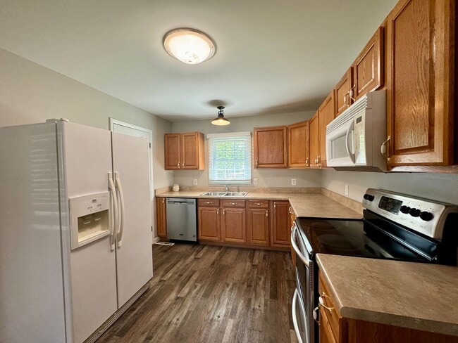 Building Photo - Well maintained 3-bedroom 1.5-bathroom ran...