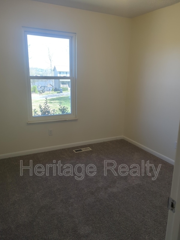 Building Photo - 1304 E Woodshire Dr