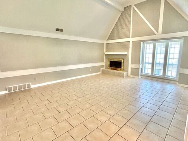 Building Photo - Now leasing a spacious 4-bedroom 2 bath ho...