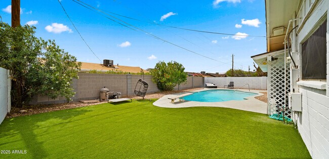 Foto del edificio - 8631 E Jackrabbit Rd