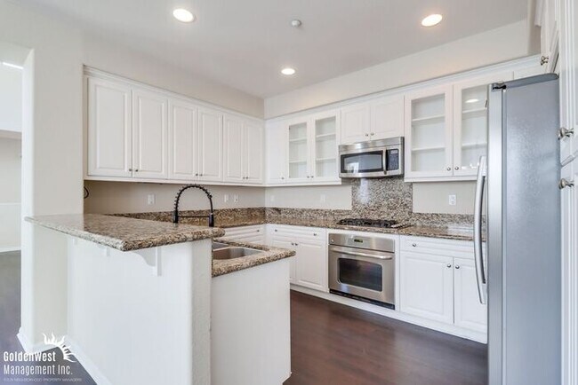 Foto del edificio - Bright & Spacious 2Bdm 2Ba Townhome in Eas...