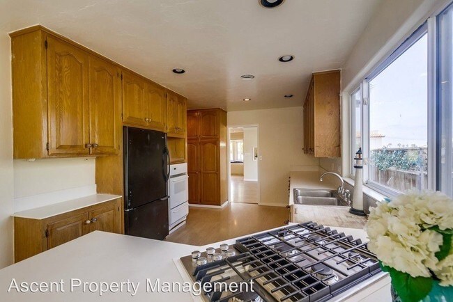 Building Photo - 4 br, 3 bath House - 4548 Point Loma Ave.