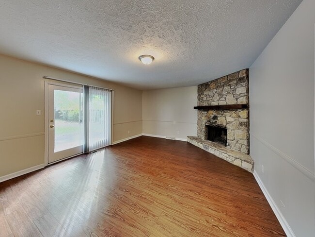 Foto del edificio - 323 Hillendale Dr