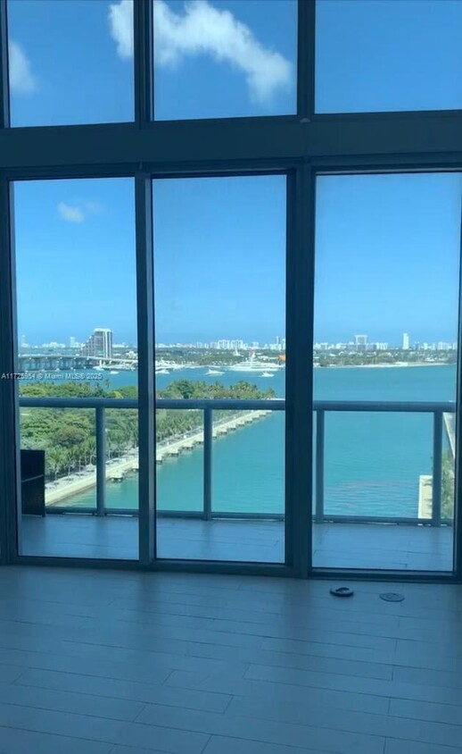 Foto principal - 888 Biscayne Blvd