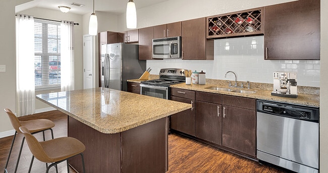 Building Photo - Retreat at Fremaux Town Center Apartments