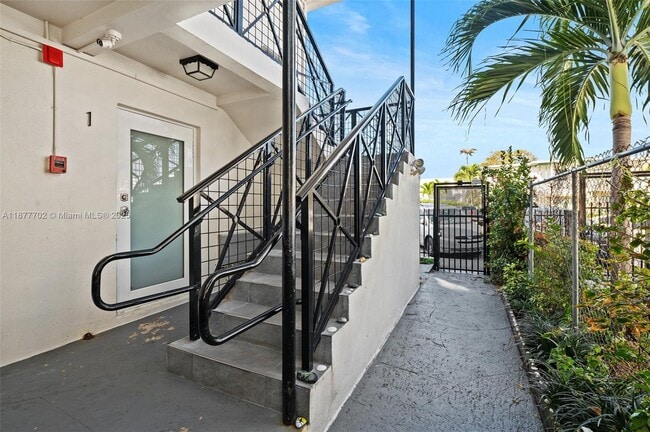 Foto del edificio - 7315 Byron Ave
