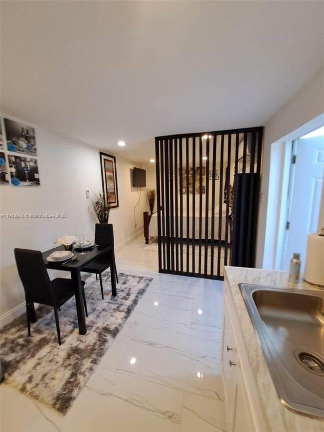 Foto del edificio - 2215 Mayo St