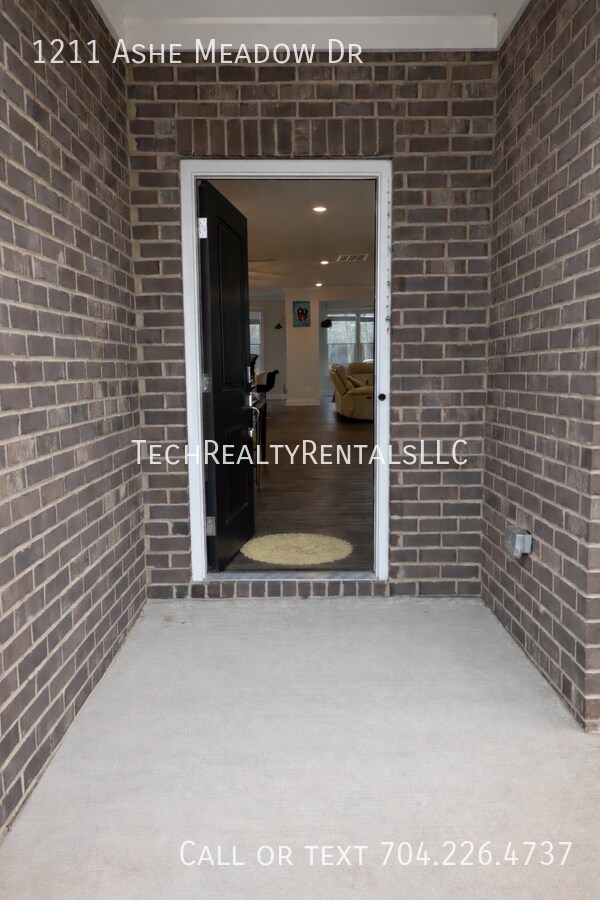 Foto del edificio - 1211 Ashe Mdw Dr