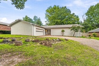 Building Photo - 1610 Hillcrest Dr