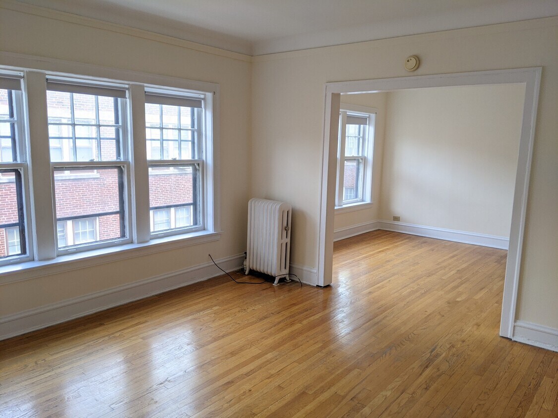 Living room towards dining room - 725 Hinman Ave