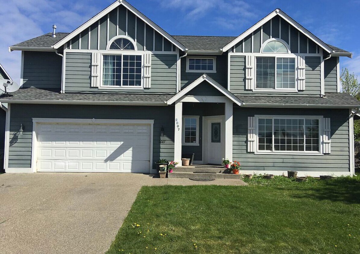 Primary Photo - Gorgeous HUGE PET FRIENDLY house