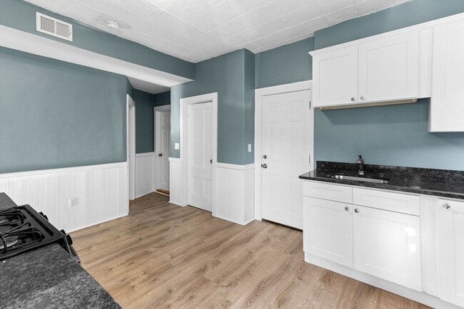 Building Photo - 692 Warren Ave