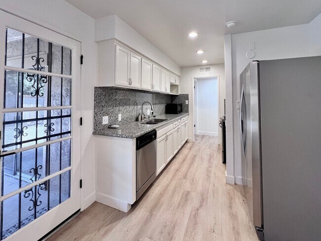 Foto del edificio - $2,150 Shaw & Van Ness, 3 Bedroom Condo - ...