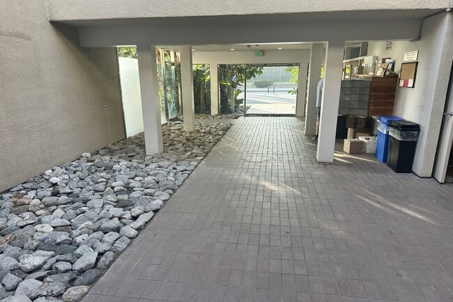 Foto del edificio - 330 S Barrington Ave