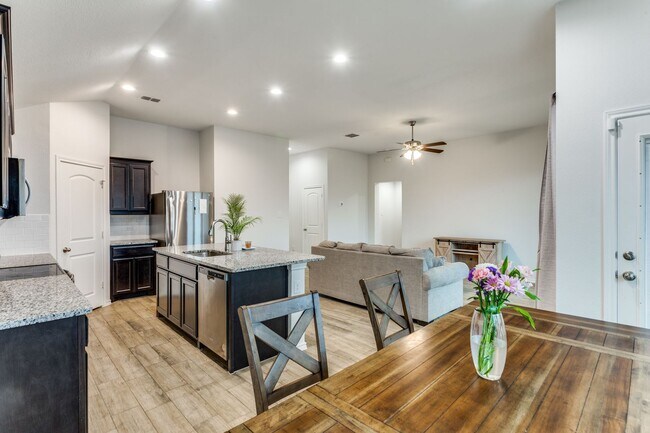 Building Photo - LIKE NEW HOME IN CROWLEY! READY TO VIEW!