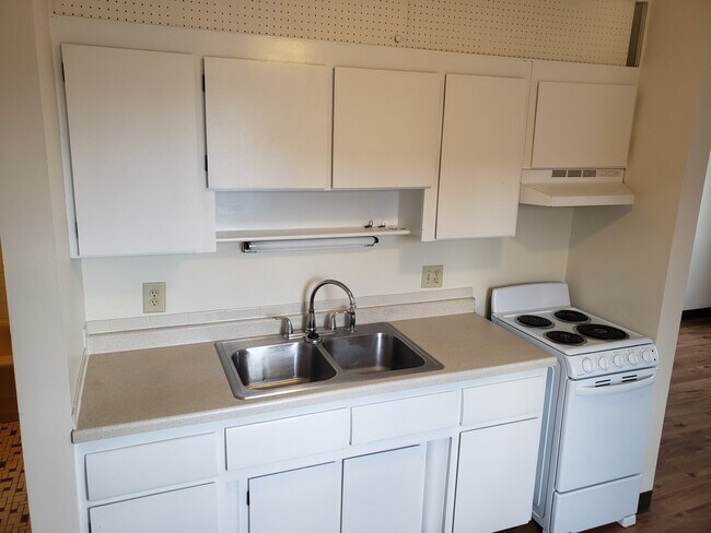 Building Photo - 2400 Larpenteur Ave W
