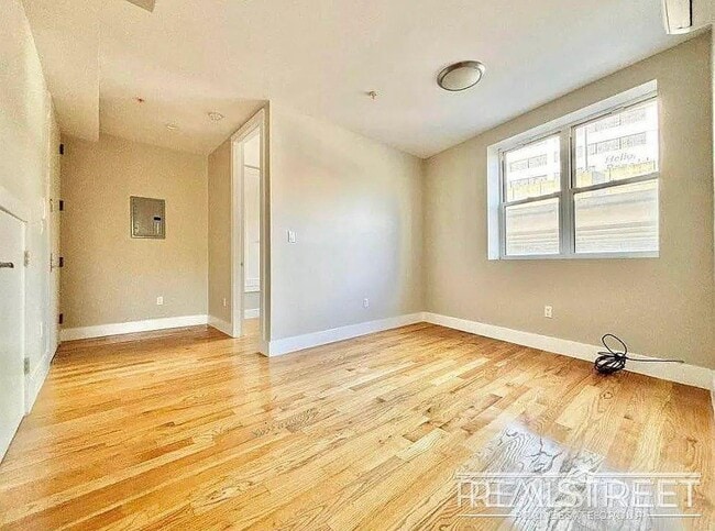 Foto del edificio - Super Sunny Gorgeous 2 Queen Size Bedroom in Prime Clinton Hill!
