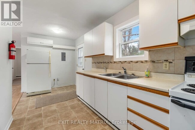 Building Photo - 2039-2039 44