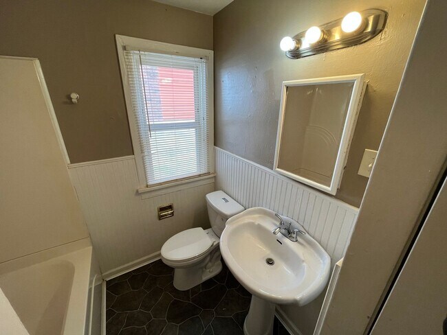 Building Photo - Two Bedroom Home with Attached Garage Move In Ready!