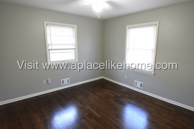 Building Photo - 4736 Antioch Rd Merriam KS 66203