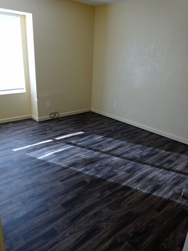 DORMITORIO - 10732 E Exposition Ave