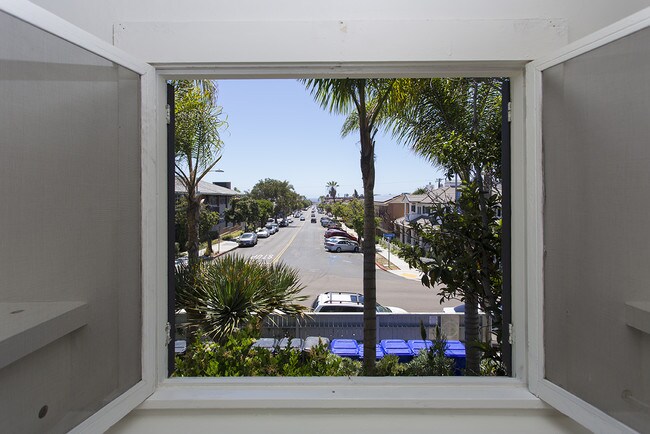 Building Photo - 7783 1/2 Ivanhoe Ave