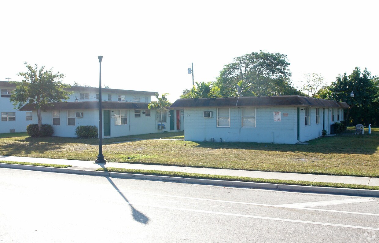 Foto del edificio - 575 W Palm Dr
