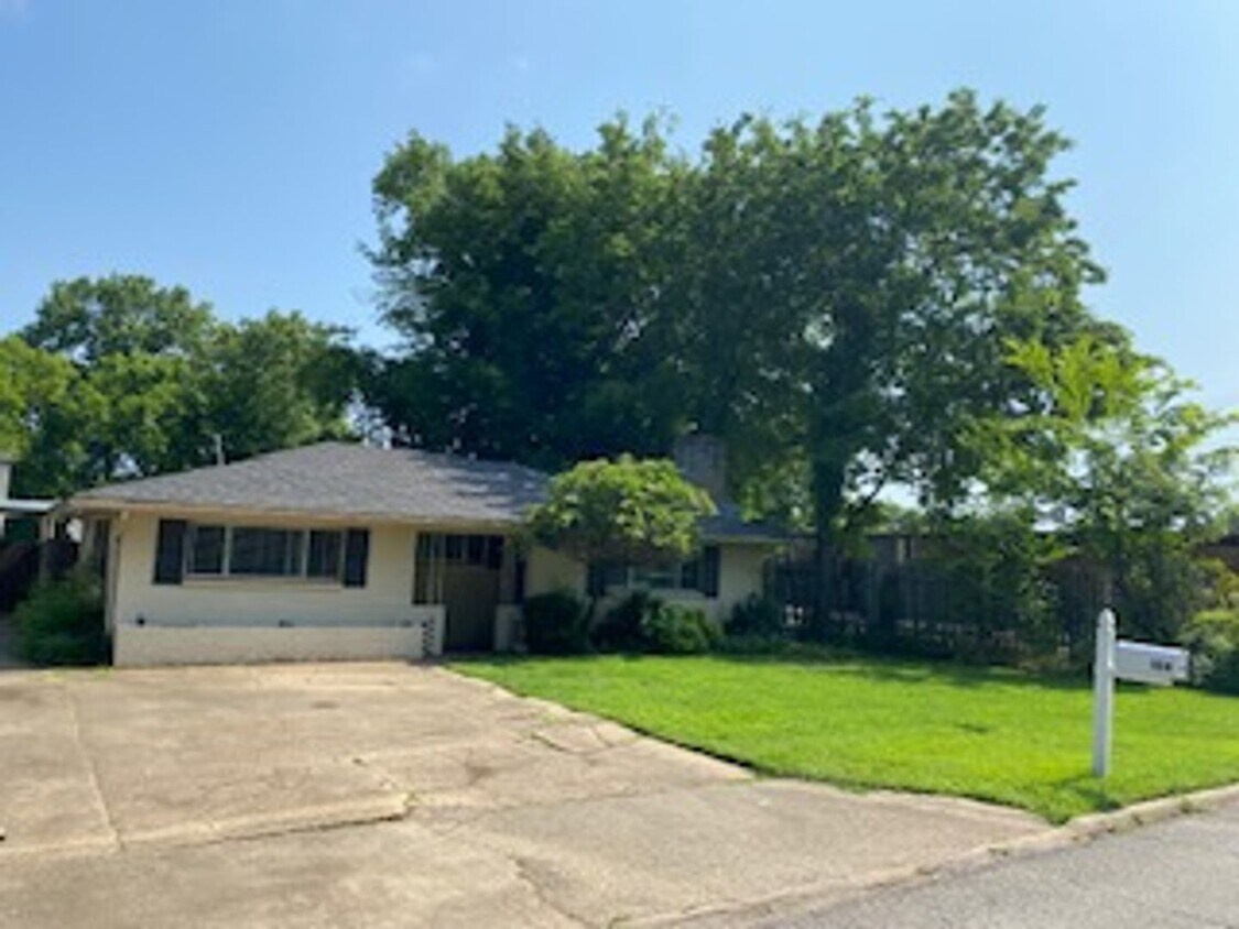 Foto principal - This is a 3 bedroom 1.5 bathroom home with...
