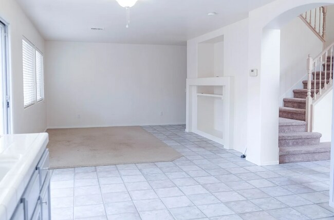 Foto del edificio - MOVE IN READY 4 BEDROOM!