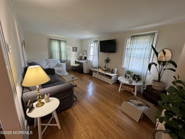 Building Photo - 1080 Pine Ave