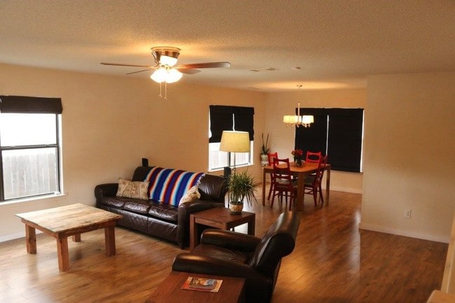 Building Photo - 8118 Chestnut Manor Dr