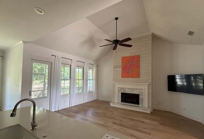 Building Photo - 427 Colony Dr