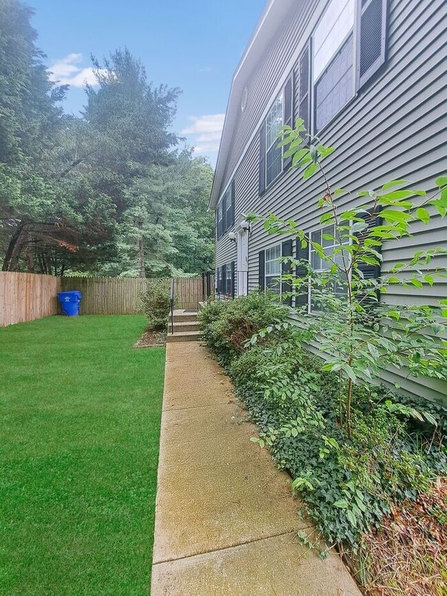 Foto del edificio - Gorgeous End Unit 2-Level Townhome in Wald...