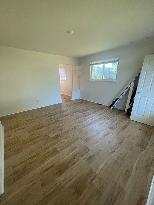 Building Photo - Charming 3-Bedroom Home on a Corner Lot in...