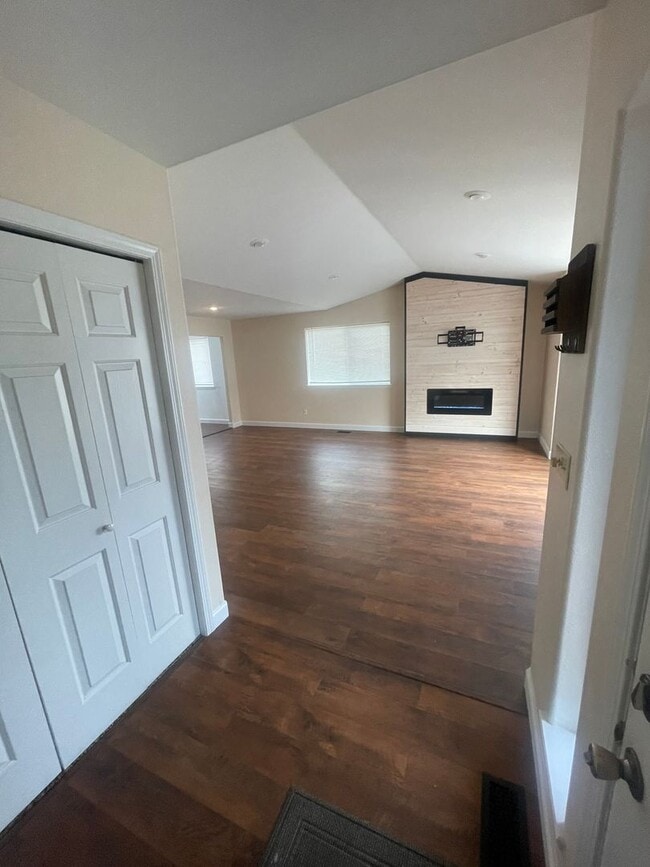 Building Photo - Pet Friendly Charming 3 Bedroom Home with ...