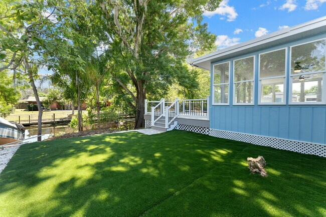 Trasera derecha - 3100 Mildred Dr