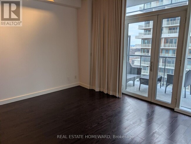 Building Photo - 552 Wellington St W